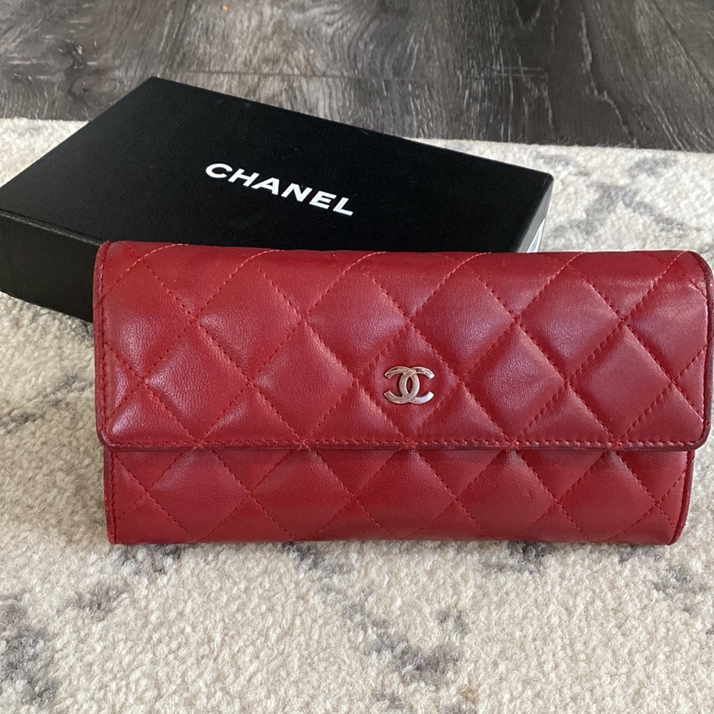 CHANEL red quilted lambskin continental wallet